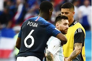 Pogba ôm Messi sau trận. Ảnh: GMS