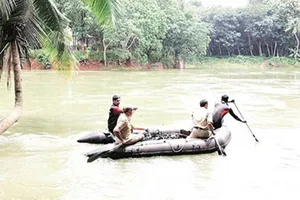 Lực lượng chức năng tìm kiếm thi thể Alex, người nhảy sông tự tử vì Messi. Ảnh: Barca Times