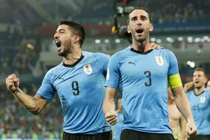 Luis Suarez (trái) tin đội trưởng Diego Godin sẽ chỉ huy tốt hàng phòng ngự khi đối đầu tuyển Pháp. Ảnh: Getty Images
