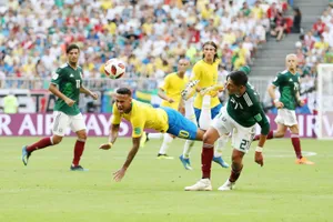 Một tình huống Neymar bị phạm lỗi ở trận thắng Mexico. Ảnh: Getty Images