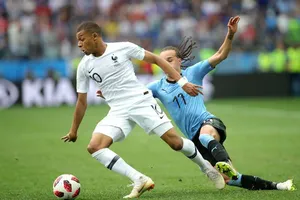 Kylian Mbappe đi bóng trước hậu vệ Uruguay. Ảnh: Getty Images