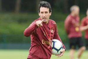 HLV Unai Emery những ngày đầu tiên trên sân tập Arsenal. Ảnh: Getty Images