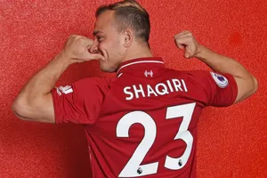 Xherdan Shaqiri hào hứng khoe số áo trong ngày ra mắt Liverpool. Ảnh: Getty Images