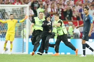 Những kẻ lao vào phá đám ở trận chung kết World Cup. Ảnh Sports Keeda