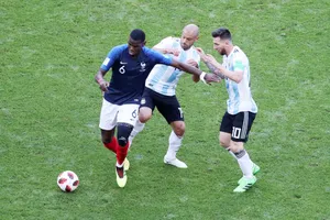 Pogba thể hiện tinh thần chiến binh trước Messi và đồng đội. Ảnh: Getty Images