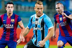 Arthur có thể khỏa lấp vị trí Iniesta, nhưng Barca vẫn “khuyết” vị trí Xavi để lại. Ảnh AS.