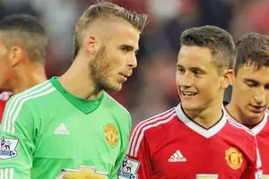 Ander Herrera (phải) tin David de Gea sẽ cùng anh ở lại Man.United. Ảnh: Getty Images