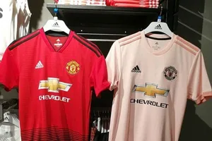 ​Màu hồng nhã nhặn của chiếc áo đấu sân khách của M.U tạo nên không ít phản ứng trái chiều từ người hâm mộ. Ảnh: Twitter.