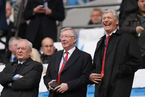 Sir Alex Ferguson (giữa) sẵn sàng trở lại khán đài Old Trafford để cổ vũ đội bóng cũ. Ảnh: Getty Images 
