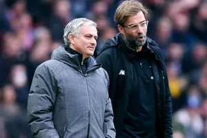 HLV Jurgen Klopp (phải) và Jose Mourinho dự báo sẽ có mùa giải căng thẳng. Ảnh: Getty Images 