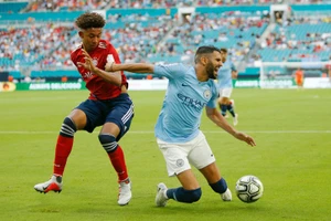 Riyad Mahrez (phải) chấn thương khiến vấn đề nhân sự của Man.City thêm khó. Ảnh: Getty Images 