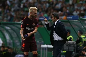 HLV Valverde khẳng định không muốn bán Rakitic. Ảnh: Getty Images