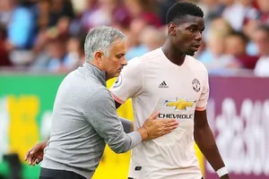 Paul Pogba (phải) và HLV Jose Mourinho đang cho thấy dấu hiệu tốt về mối quan hệ. Ảnh: Getty Images