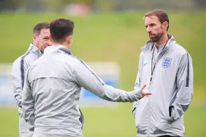 HLV Gareth Southgate và các cộng sự thảo luận trên sân tập. Ảnh: Getty Images