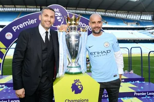 Chủ tịch Khaldoon Al Mubarak mừng chức vô địch Premier Legaue bên cạnh HLV Pep Guardiola. Ảnh: Getty Images