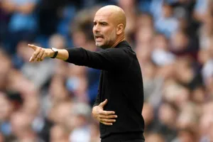 HLV Pep Guardiola không hài lòng về màn trình diễn trước Fulham. Ảnh: Getty Images 