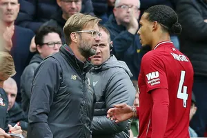 HLV Jurgen Klopp đã khá lo lắng khi phải rút Virgil van Dijk khỏi sân. Ảnh: Getty Images 