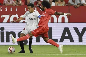 Marcelo luôn đuối sức trước những pha đi bóng của Navas. Ảnh Marca.