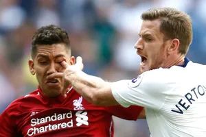 Hình ảnh về biến cố giữa Roberto Firmino và Jan Vertonghen. Ảnh: Getty Images 