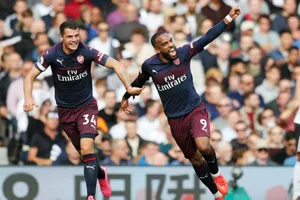 Alexandre Lacazette (phải) đã xuất sắc mở đường chiến thắng cho Pháo thủ. Ảnh: Getty Images 