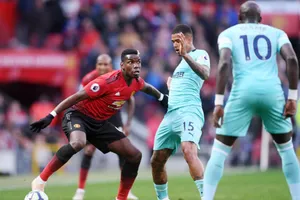 Paul Pogba (trái) đã chơi đầy nỗ lực trong màn ngược dòng trước Newcastle. Ảnh: Getty Images 