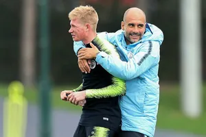 Kevin De Bruyne và HLV Pep Guardiola vui đùa ở buổi tập hôm thứ ba. Ảnh: Getty Images 