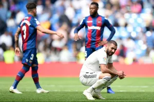 Karim Benzema thất vọng trước niềm vui chiến thắng của Levante.