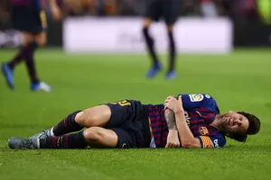 Lionel Messi rất đau đớn sau chấn thương. Ảnh: Getty Images 