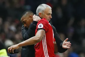 Hình ảnh thân thiện khi HLV Jose Mourinho thay Anthony Martial ở trận gặp Chelsea. Ảnh: Getty Images 