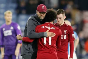 HLV Jurgen Klopp chia sẻ niềm vui chiến thắng cùng học trò. Ảnh: Getty Images 