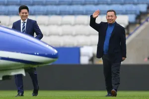 Ông Vichai Srivaddhanaprabha trong một lần di chuyển ra máy bay sau trận. Ảnh: The Sun