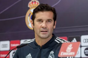 HLV Santiago Solari vẫn đang hồi hộp chờ quyết định từ Real. Ảnh: Getty Images 