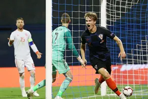 Tin Jedvaj ăn mừng với bàn thắng quyết định. Ảnh: Reuters