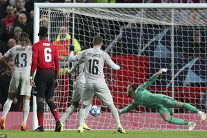 Pha cứu bóng khó tin của David De Gea. Ảnh: PA 