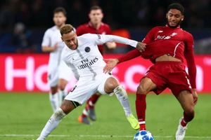 Liverpool (phải) đã không thể ngăn cản Neymar và Paris SG. Ảnh: Getty Images