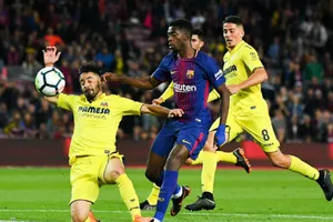 Ousmane Dembele (Barcelona) xông xáo giữa hàng phòng ngự Villarreal. Ảnh: Getty Images 