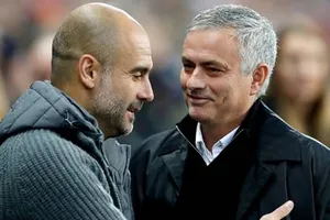 Pep Guardiola và Jose Mourinho trong lần đối đầu gần nhất hồi giữa tháng 11, với Man.City giành chiến thắng 3-1 trên sân nhà. Ảnh: Getty Images 