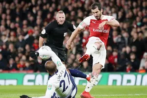 Pha bóng dẫn đến chấn thương nghiêm trọng của Henrikh Mkhitaryan (phải). Ảnh: PA