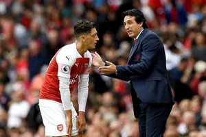 HLV Unai Emery và Mesut Oezil đang tồn tại mối quan hệ bất ổn? Ảnh: Getty Images 