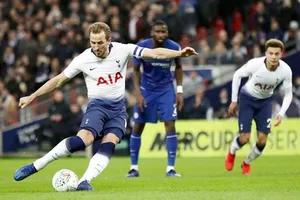 Harry Kane sút thắng quả phạt đền tranh cãi. Ảnh: Getty Images 