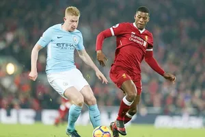 Georginio Wijnaldum (phải) tin tưởng Liverpool sẽ thắng trong cuộc đua với Man.City. Ảnh: Getty Images 