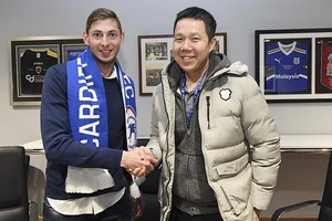 Emiliano Sala trong buổi ký kết hợp đồng với Cardiff City. Ảnh: Getty Images