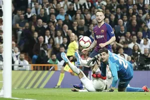 Ivan Rakitic sắm vai người hùng mang về chiến thắng cho Barca. Ảnh: Getty Images 