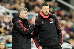 Michael Carrick (phải) thừa nhân học hỏi được nhiều từ Ole Gunnar Solskjær. Ảnh: Getty Images 