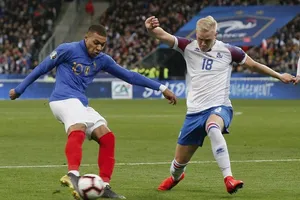 Kylian Mbappe (trái) tỏa sáng giúp tuyển Pháp thắng vang dội. Ảnh: Getty Images 