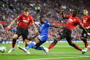 Các trung vệ Eric Bailly và đặc biệt Victor Lindelof (trái) đã xuất sắc trở lại dưới quyền HLV Ole Gunnar Solskjaer. Ảnh: Getty Images 