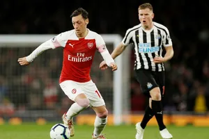 Mesut Oezil (trái) liệu hào hứng quá sớm khi trêu chọc Tottenham? Ảnh: Getty Images 
