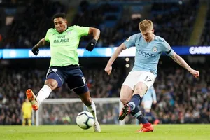 Kevin De Bruyne tung cút sút ghi bàn mở tỷ số vào lưới Cardiff City. Ảnh: Getty Images 