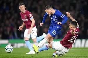 Eden Hazard tỏa sáng để đưa Chelsea lên hạng 3 Premier League. Ảnh: Getty Images 