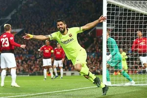 Luis Suarez mừng bàn thắng tạo lợi thế lớn cho Barca. Ảnh: Getty Images 